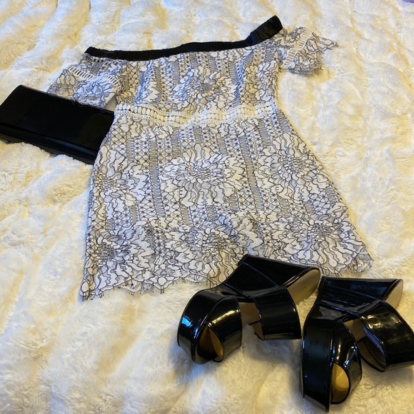 Forever 21 Dresses & Skirts - Must have floral mini dress with cut-out details & lining